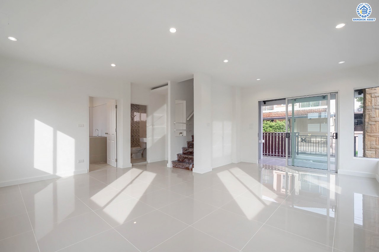 บ้านมือสองตกแต่งใหม่ ม.เดอะไพรเวซี่ ไพร์มเพลส รัตนาธิเบศร์-บางใหญ่ พื้นที่กว้างกว่า 39 ตร.ว. รองรับทุกความสุข ฟังก์ชัน 3 ห้องนอน 2 ห้องน้ำ จอดรถได้ 1 คัน บนทำเลเดินทางสะดวก เชื่อมต่อหลายเส้นทาง ใกล้รถไฟฟ้า "สถานีบางพลู"